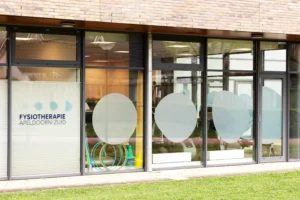 De buitenkant van de oefenzaal van locatie De Heeze
